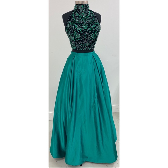 Sherri Hill long dress - www.disolcolor.com